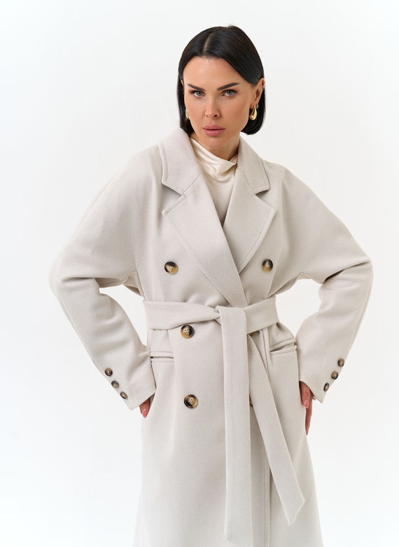 Светлое женское пальто с поясом
