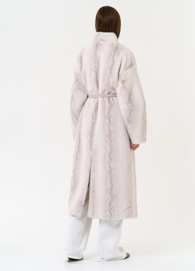 Светлое пальто из эко меха с поясом модель № 31531 в кредит