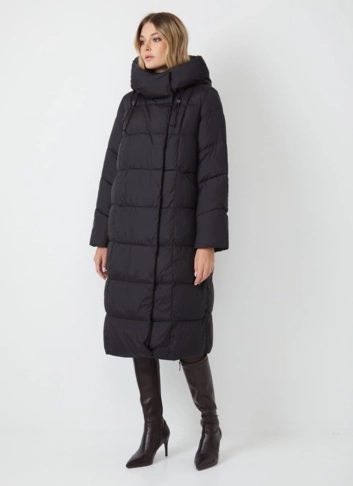 Женский пуховик черного цвета с капюшоном