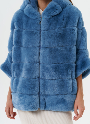 Короткая шуба из меха кролика с капюшоном