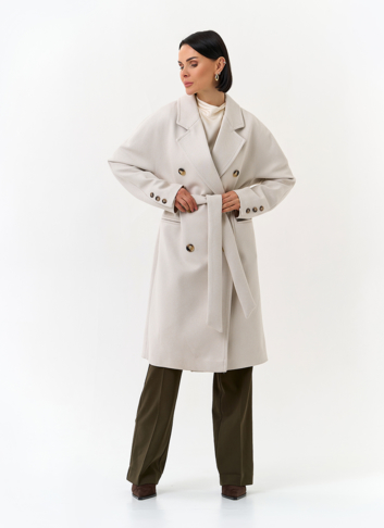 Светлое женское пальто с поясом