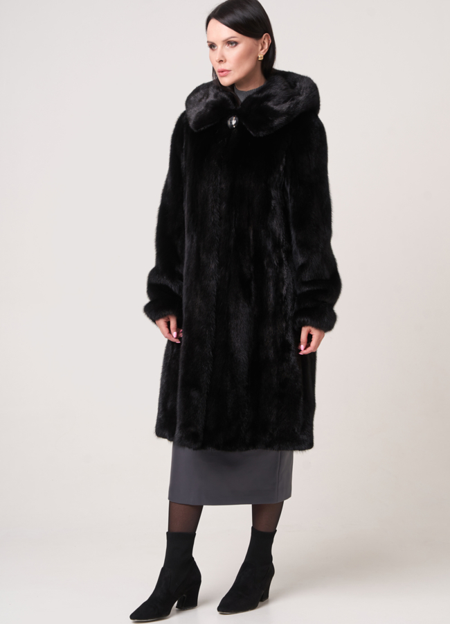 Шуба черного цвета  модель № 23870 в рассрочку