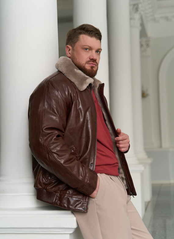 Куртка из натуральной кожи коричневого цвета