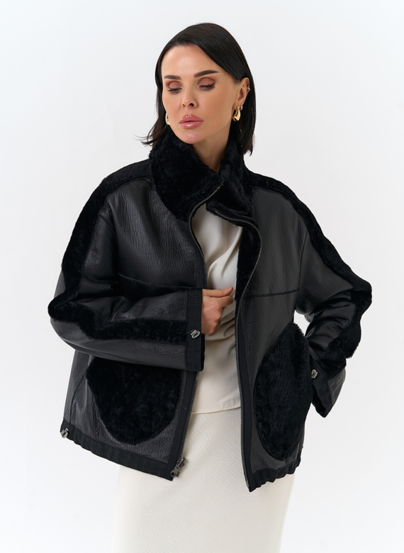 Короткая двухсторонняя дубленка в черном цвете