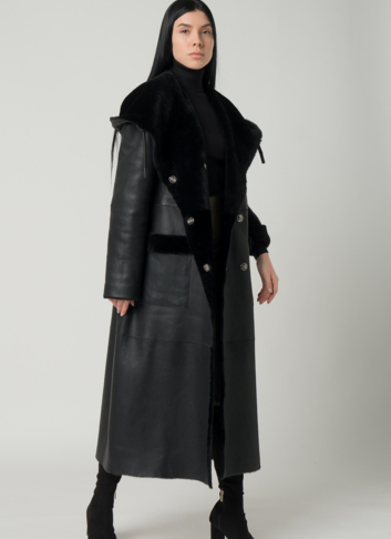 Удлиненная женская дубленка с капюшоном