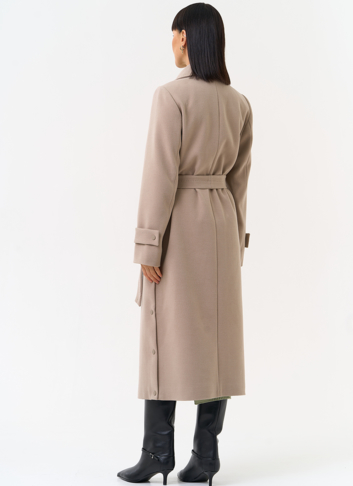 Женское пальто бежевого цвета с поясом