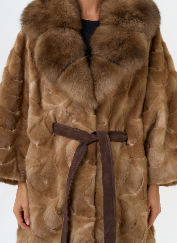 Женская шуба из меха норки с воротником их меха песца