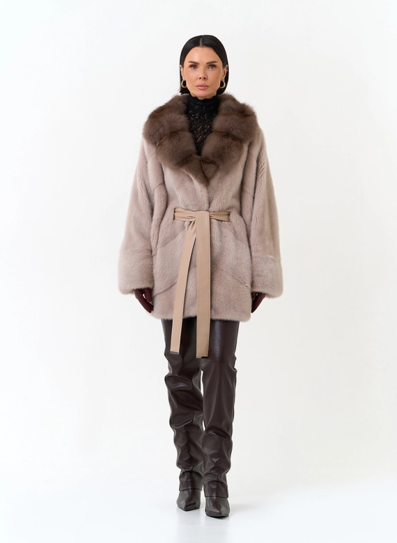 Женская шуба из меха норки с воротником из меха куницы фото
