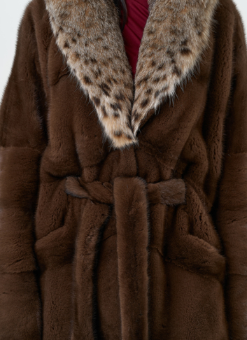 Женская шуба из меха норки с капюшоном из меха рыси