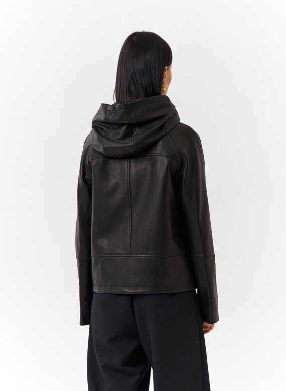 Женская куртка из натуральной кожи с капюшоном