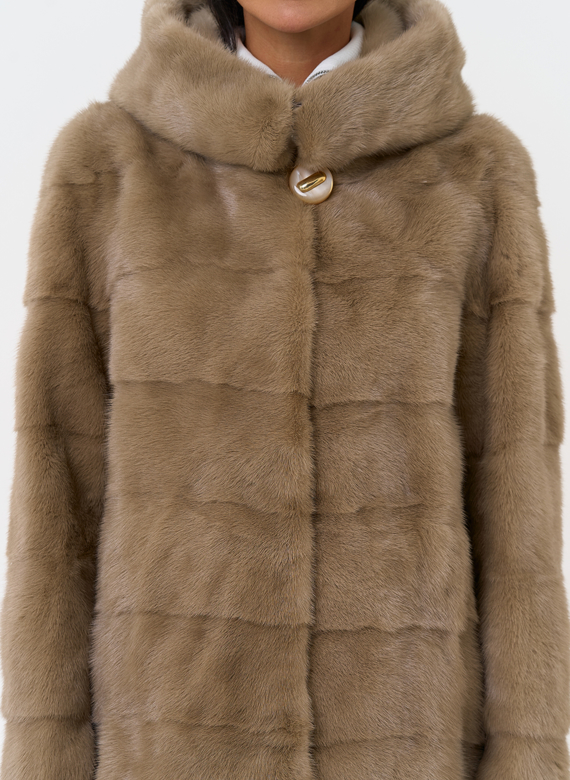 Короткая шуба с капюшоном