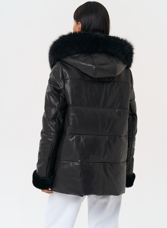 Короткий пуховик из натуральной кожи с капюшоном
