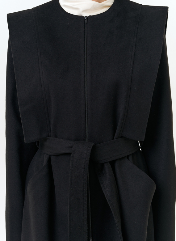 Женское длинное пальто с акцентными плечами