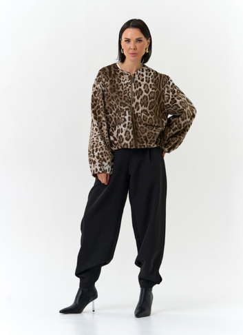 Женское укороченное пальто с анималистическим принтом