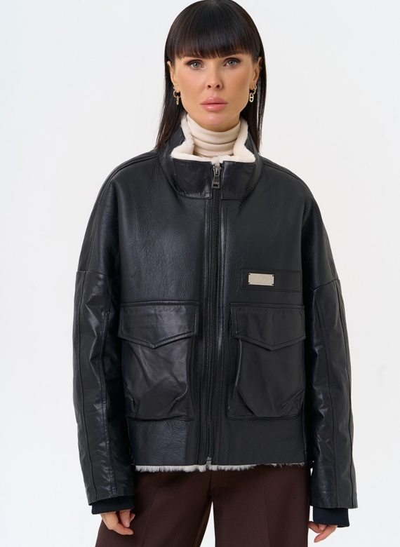 Женский пуховик из натуральной кожи с отделкой из овчины