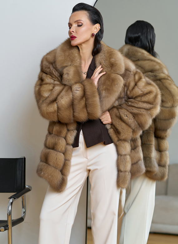 Женская шуба из куницы с английским воротником