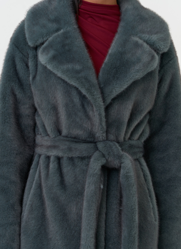 Женское пальто из эко меха в цвете ментол