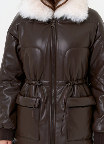 Женский пуховик из эко кожи с воротником из эко меха