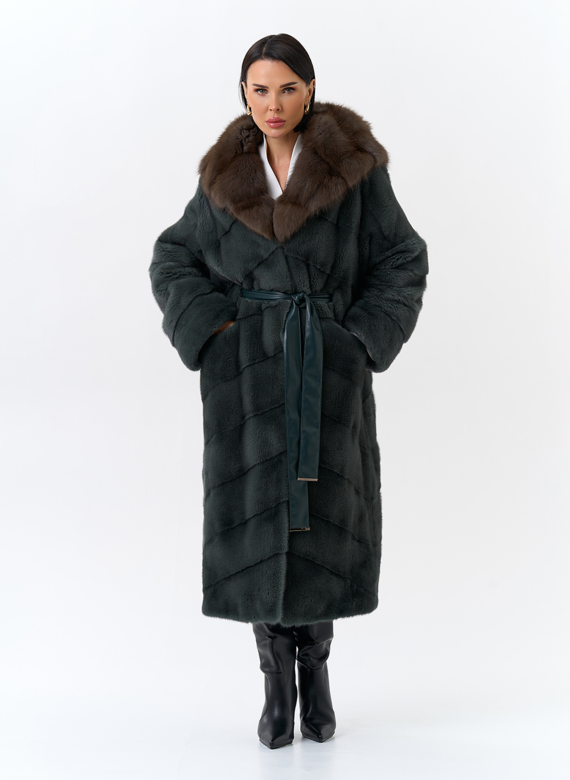 Шуба из меха норки с капюшоном из меха куницы