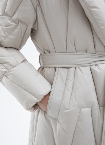 Женский пуховик с английским воротником