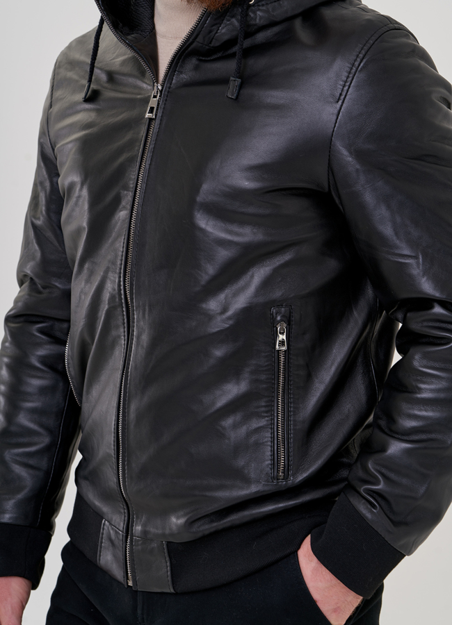 Мужская кожаная куртка с капюшоном  модель № 23415 универмаг малина