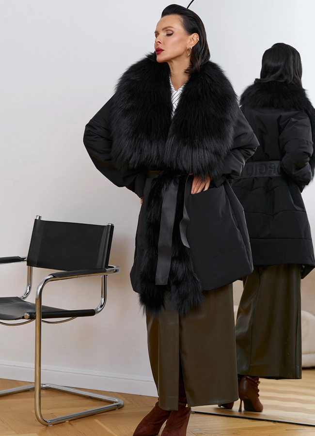 фото Женское зимнее полупальто черного цвета с мехом лисы модель № 31406