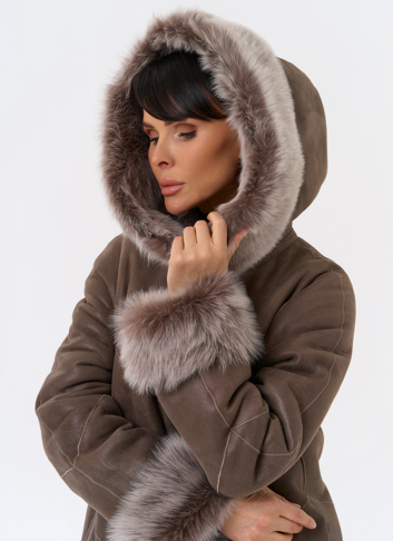 Женская натуральная дубленка с капюшоном