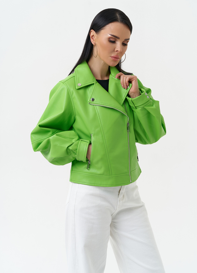 Куртка косуха из эко кожи зеленого цвета модель № 30308 меха малина