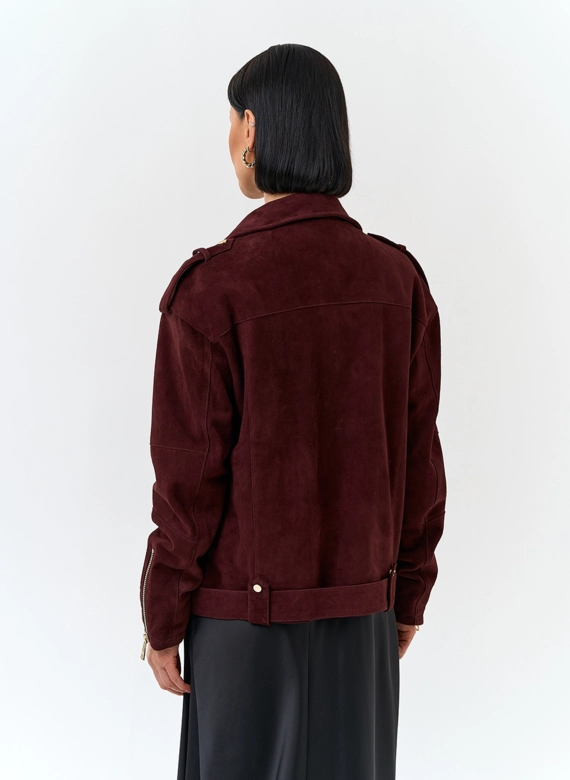 Женская куртка из натуральной замши бордового цвета