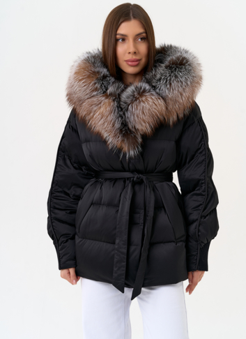 Женский пуховик с капюшоном из меха блюфрост