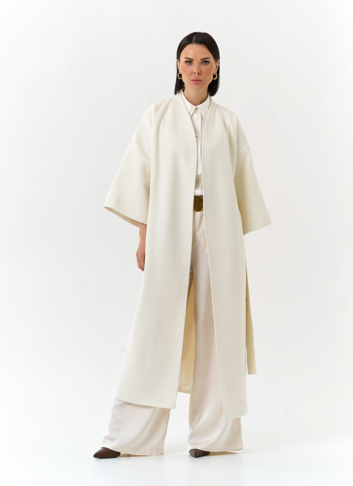 Женское пальто белого цвета