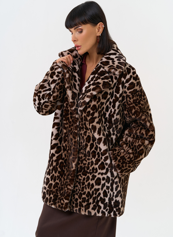 Женская шуба из эко меха с анималистическим принтом