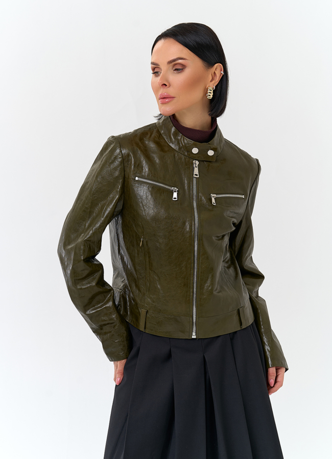 Женская куртка из натуральной кожи зеленого цвета модель № 32728 меха малина