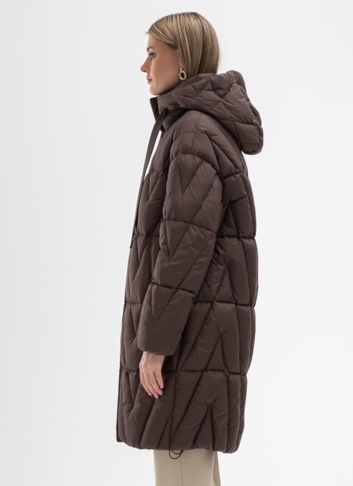 Женский пуховик коричневого цвета с капюшоном
