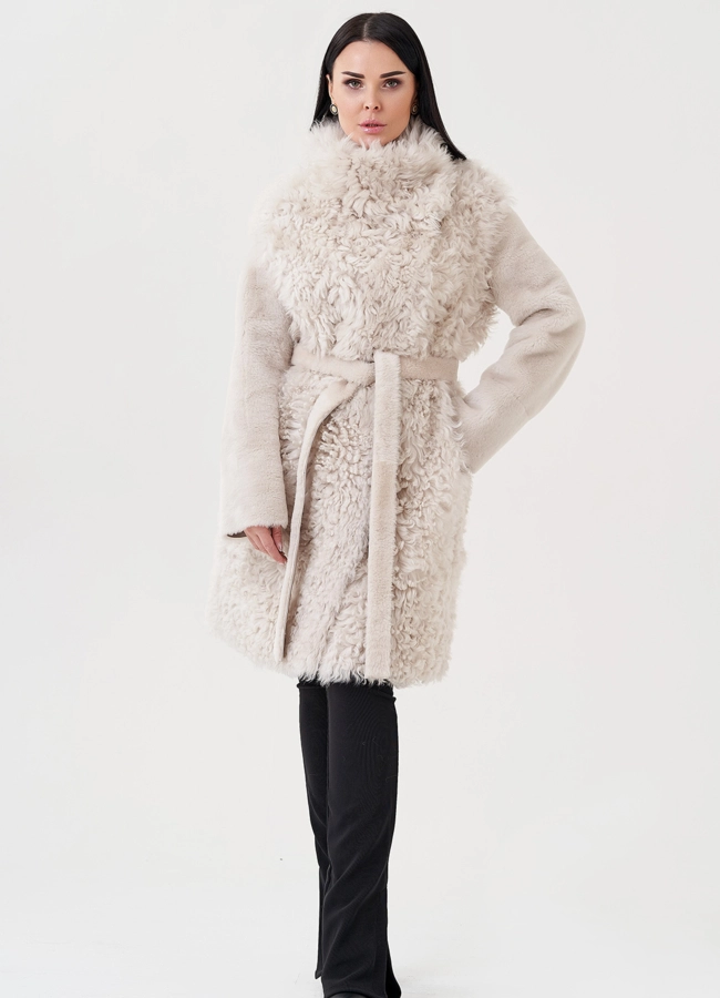 Женская дубленка бежевого цвета  модель № 23911 в кредит