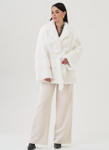 Шуба из меха норки белого цвета