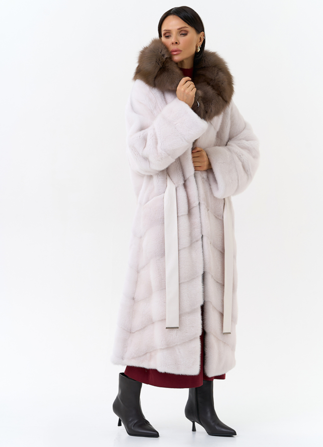 Белая шуба из меха норки с капюшоном из меха куницы модель № 28669 универмаг малина