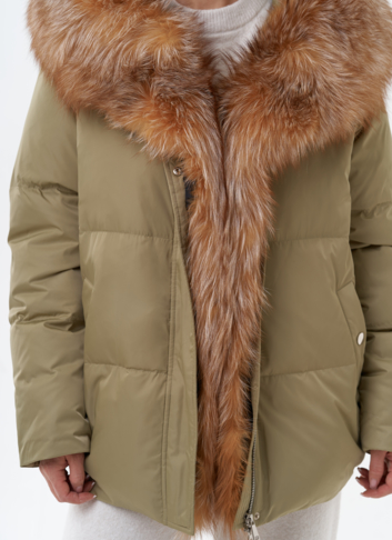 Пуховик с капюшоном из меха лисы